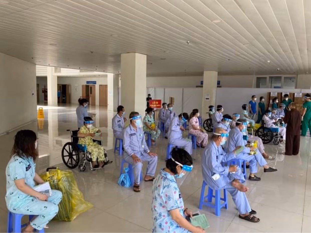 Hơn 30 người mắc COVID-19 nặng khỏi bệnh ra viện -0