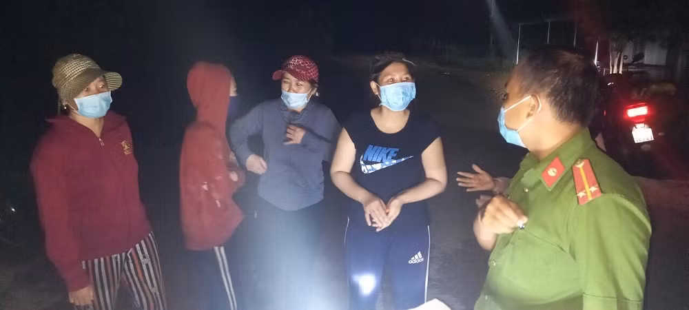 Công an xã xuyên đêm tìm kiếm 5 người đi lạc trong rừng -0