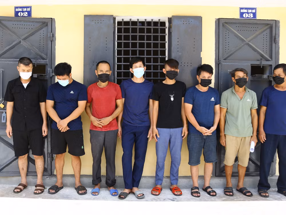 Bắt 15 đối tượng rủ nhau vào rừng đánh bạc giữa vùng dịch -0