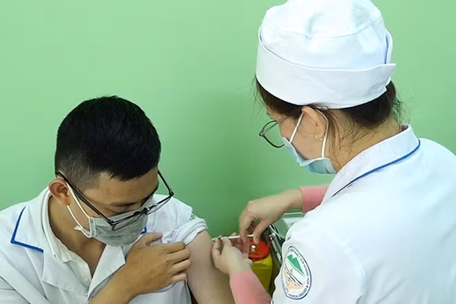 Bác sĩ Nguyễn Trọng Hiền - nam nhân viên y tế đầu tiên của Bệnh viện bệnh Nhiệt đới tỉnh Khánh Hòa được tiêm vaccine COVID-19
