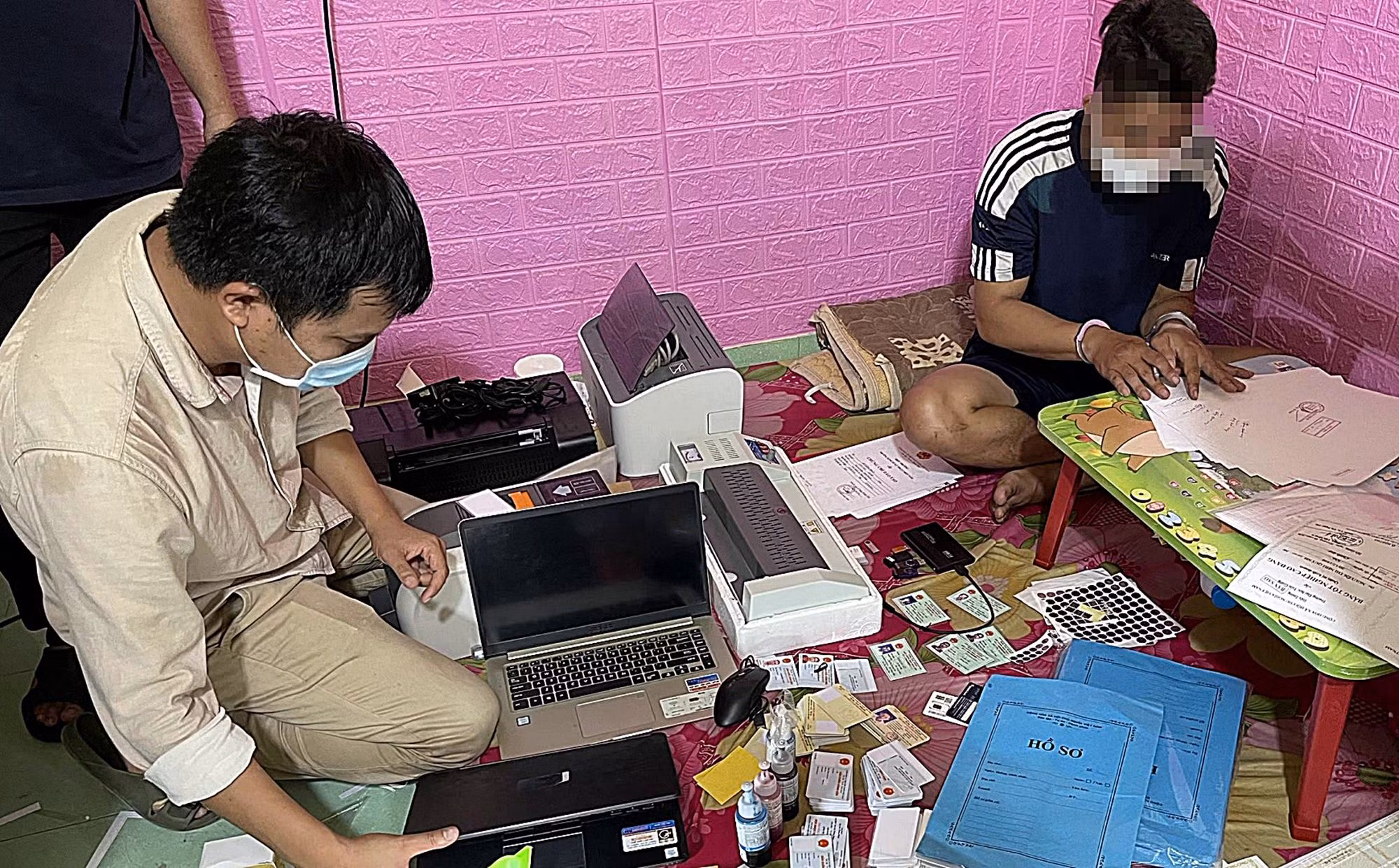 Triệt phá đường dây sản xuất, mua bán giấy tờ giả “khủng” trên mạng Internet -0