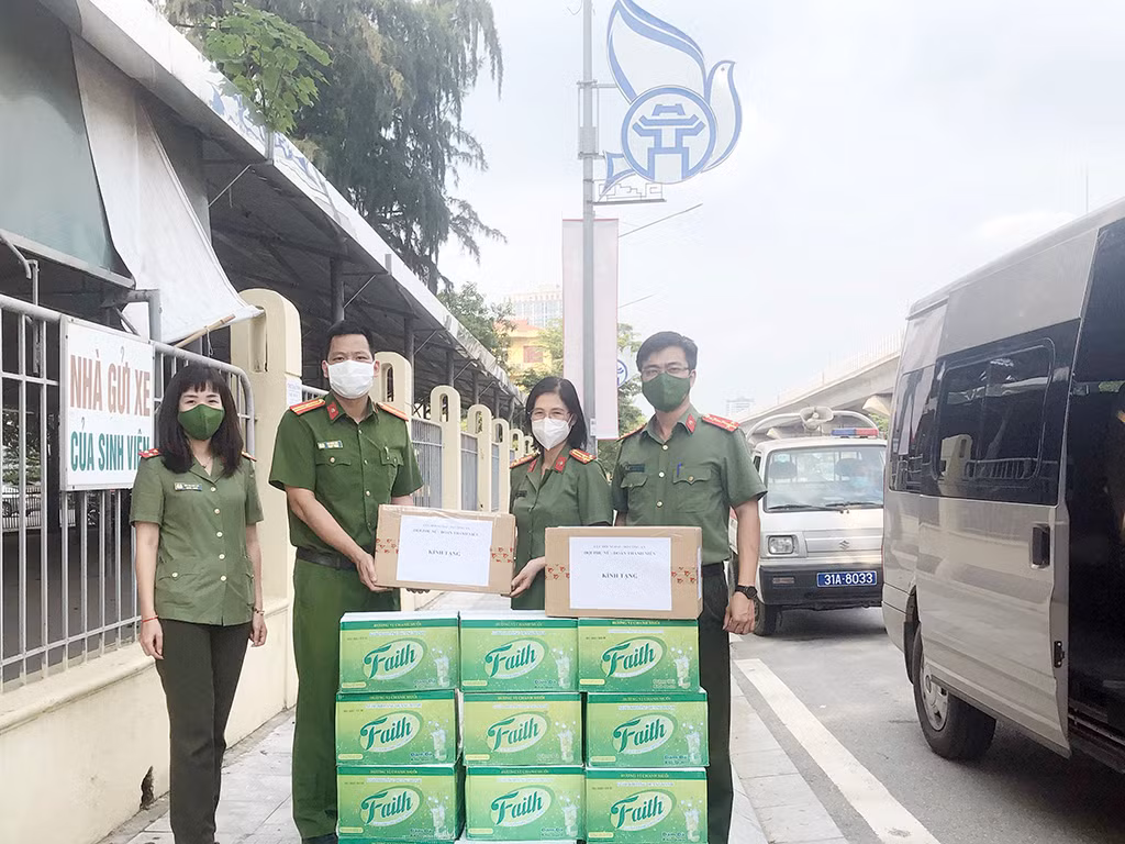 Tiếp sức Công an phường Thanh Xuân Trung phòng, chống dịch COVID-19 -0