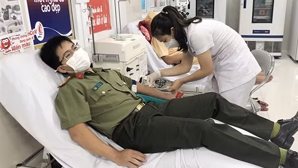 Đoàn viên thanh niên Công an hiến máu cấp cứu sản phụ qua cơn nguy kịch