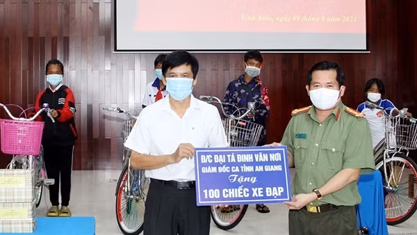 Công an tỉnh An Giang bàn giao 5 căn nhà “Nghĩa tình đồng đội” ảnh 2