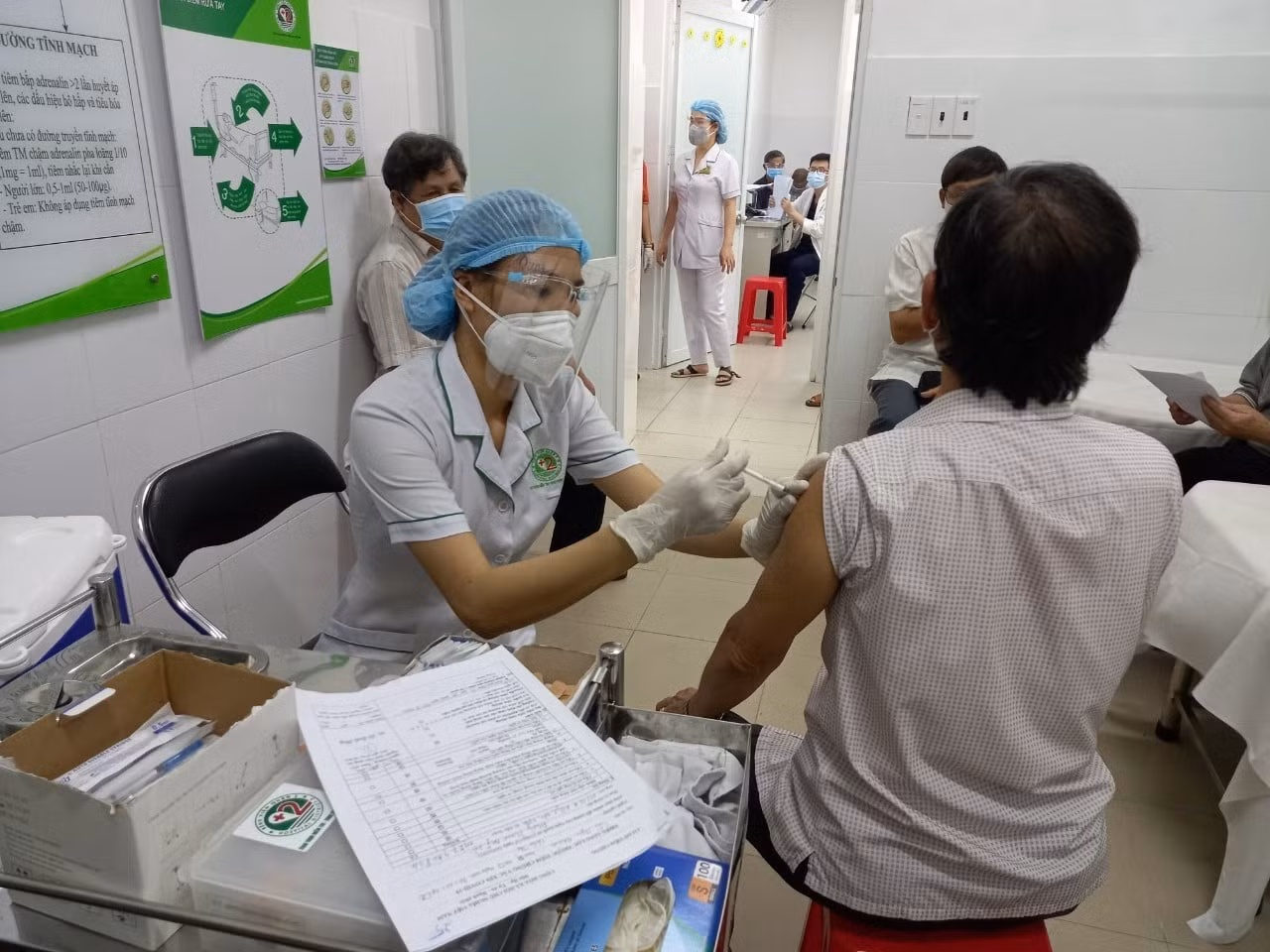 4 địa phương được phân bổ 45% tổng số vaccine của cả nước nhưng còn tiêm chậm -0