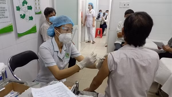 Phân bổ hơn 95 triệu liều vaccine, đã tiêm được trên 65,7 triệu liều ảnh 1