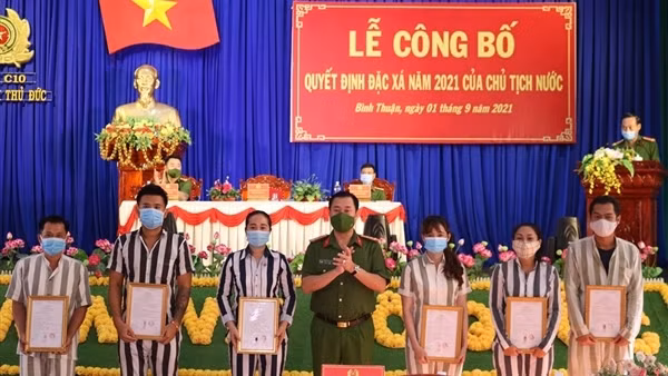 Trại giam Thủ Đức trao quyết định đặc xá cho các phạm nhân