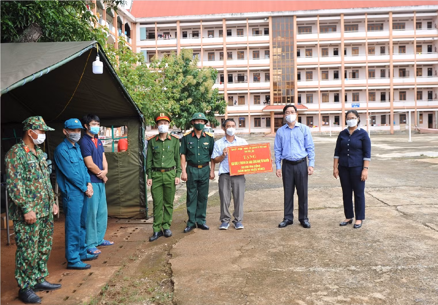 Lãnh đạo tỉnh Đắk Lắk thăm hỏi, động viên tuyến đầu chống dịch -0