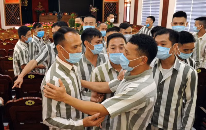 Niềm vui ngày trở về của các phạm nhân được đặc xá -1