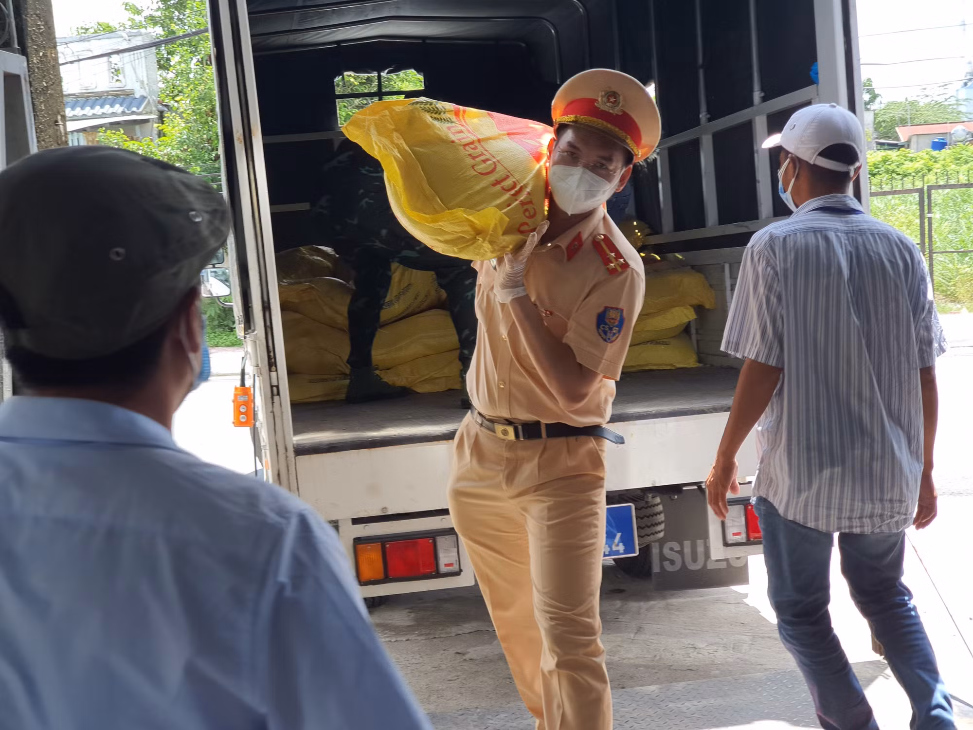 CSGT khuân vác, mang 4 tấn gạo, 2,5 tấn rau củ đến tận tay từng người dân -0