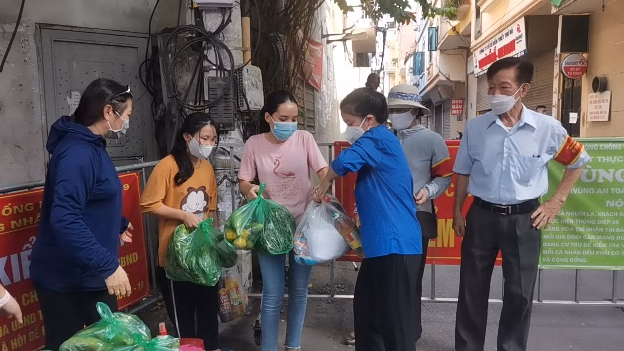 Giúp nhau đi qua những ngày gian khó -0