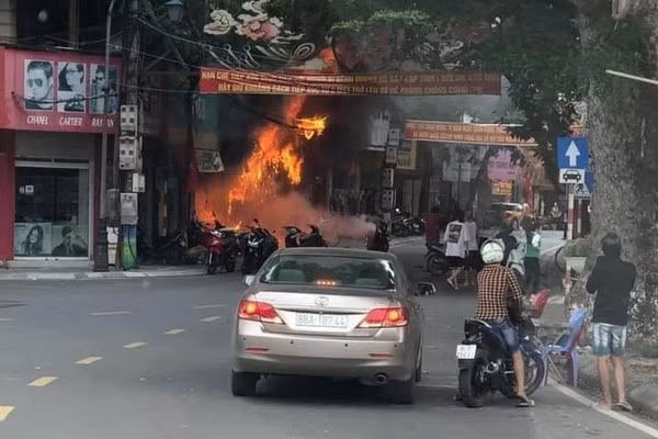 Đối tượng ném bom xăng vào cửa hàng xe máy khai gì? -0