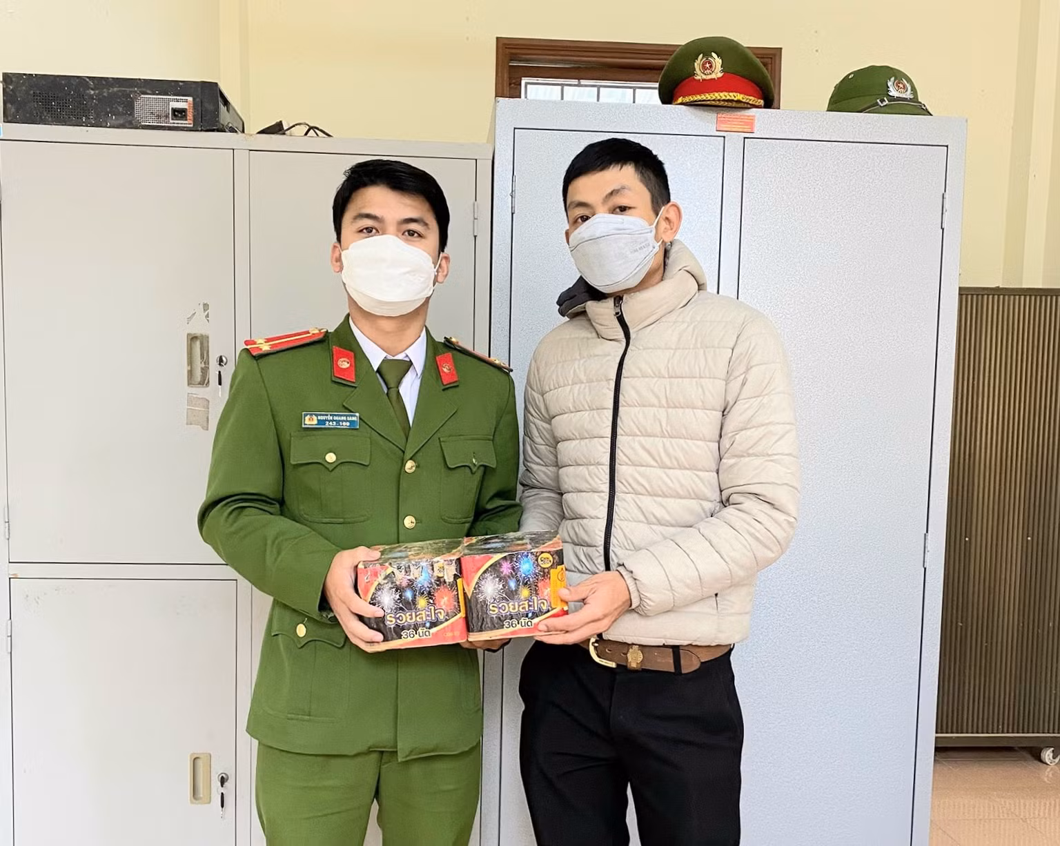 Quảng Trị: Nhiều người dân nhặt được pháo lậu đem giao nộp Công an -0
