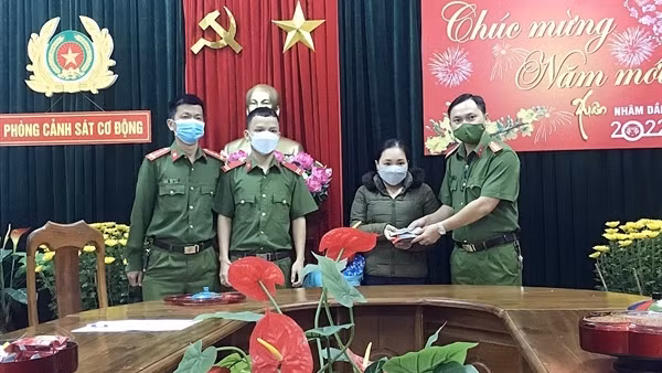 Công an phường hỗ trợ tìm được gần 2 lượng vàng người dân đánh rơi ảnh 5