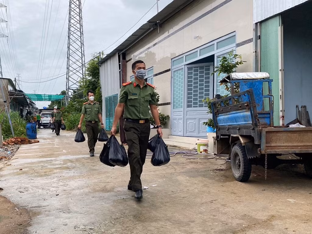 Bài cuối:&nbsp;Chuyện ghi ở đơn vị nghiệp vụ “tiên phong” trong khối An ninh hỗ trợ Công an các địa phương phía Nam chống dịch -0