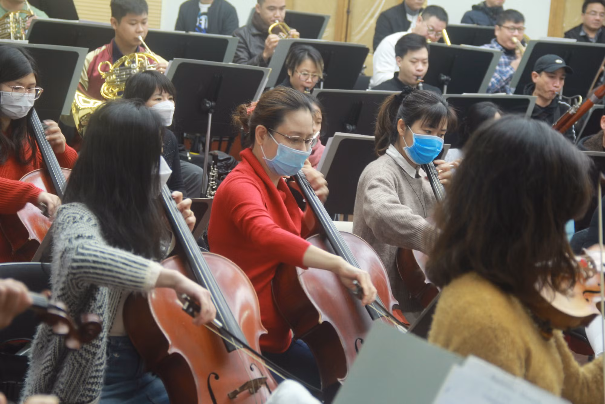 Nghệ sĩ vượt mưa lạnh, chạy chương trình hoà nhạc chào xuân “New Year Concert 2022” -1