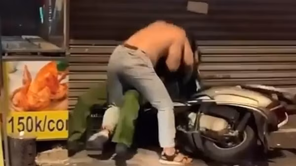Nhậu say đập phá đồ đạc, đánh chủ quán, ném Thượng uý Công an bị thương ảnh 3