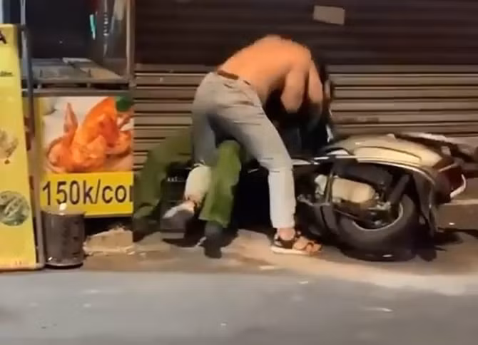 Khởi tố đối tượng đánh bạc chống người thi hành công vụ -0