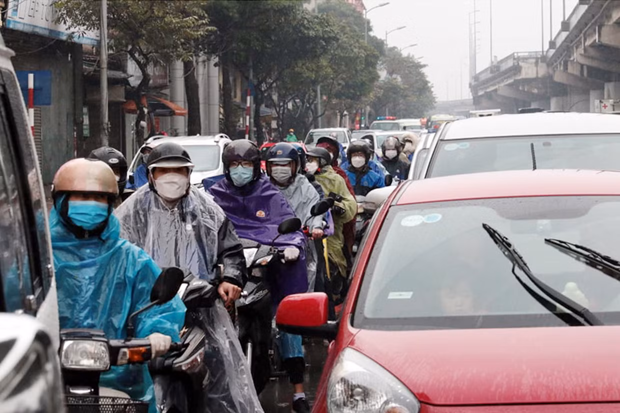 CSGT chốt trực trong mưa rét điều tiết giao thông đón người dân trở về Thủ đô -0