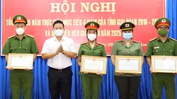 Khen thưởng Công an huyện triệt phá sới gà lớn ảnh 1