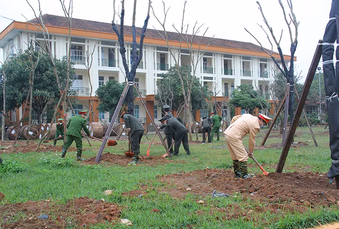 Công an các địa phương sôi nổi hoạt động ngày đầu năm mới -1
