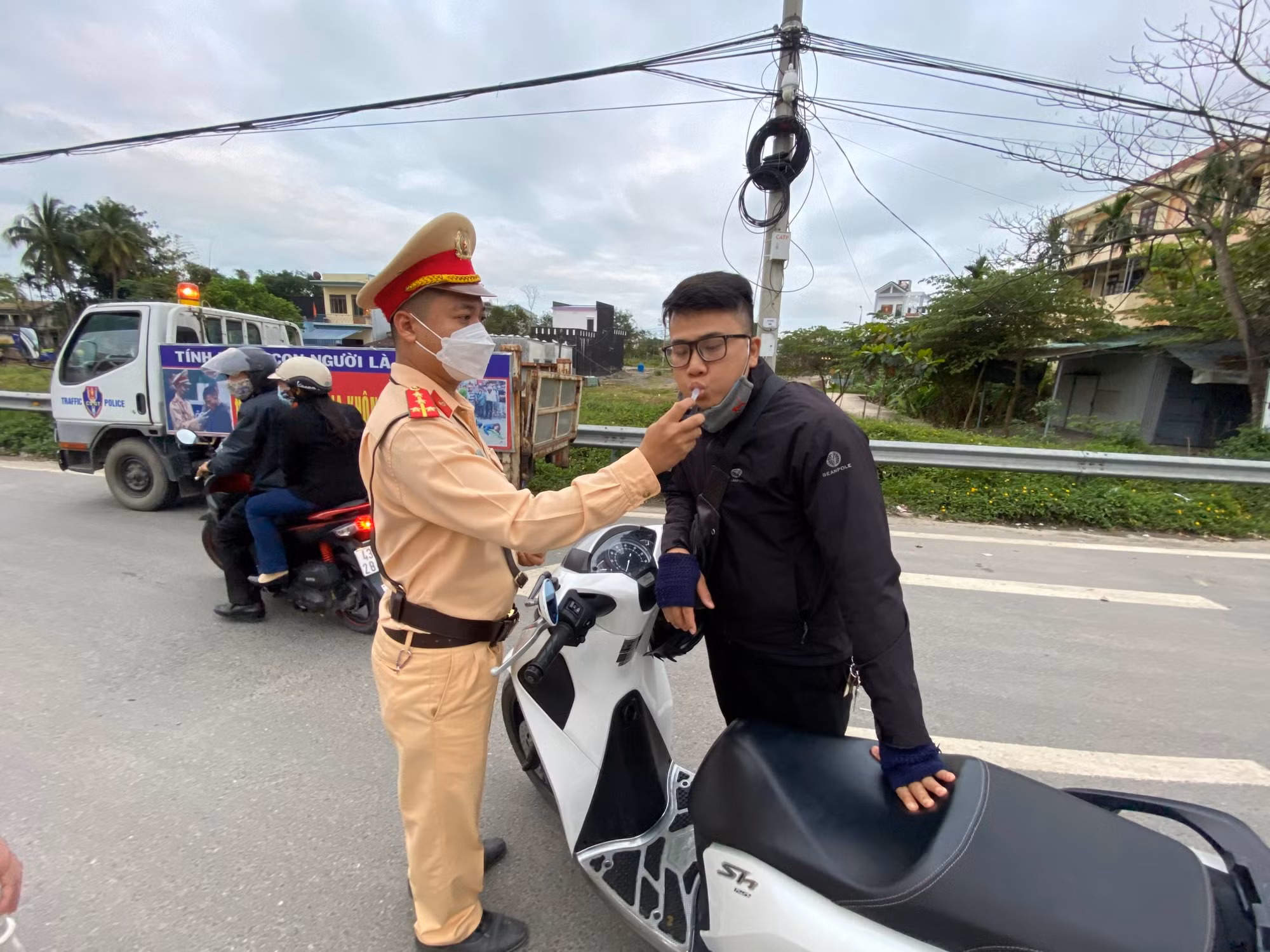 CSGT kịp thời truy chặn xe ô tô gây TNGT ngày mùng 3 Tết bỏ trốn từ Quảng Trị vào Đà Nẵng -0