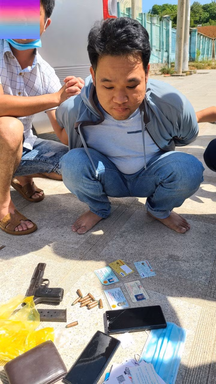 Mang súng K54 đi bán thì bị bắt tại trạm thu phí -0