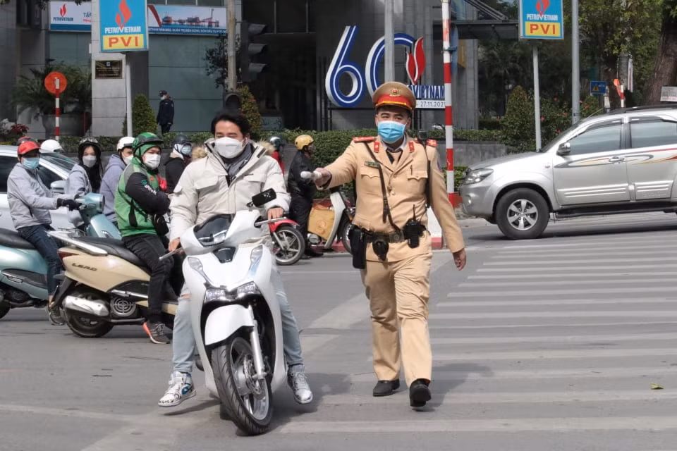 CSGT lập chốt xử lý người dân du Xuân không mũ bảo hiểm -0