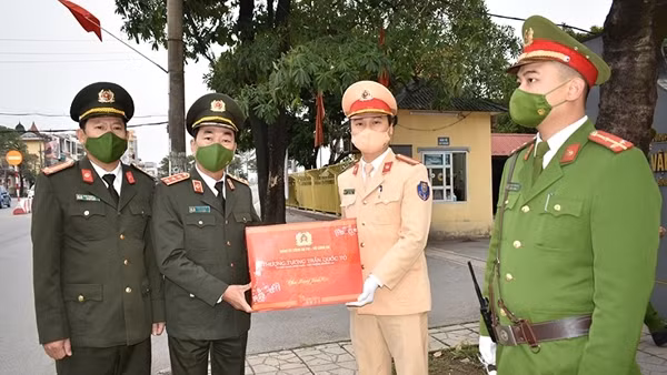 Thứ trưởng Trần Quốc Tỏ kiểm tra tại chốt tuần tra tỉnh Nam Định ảnh 4