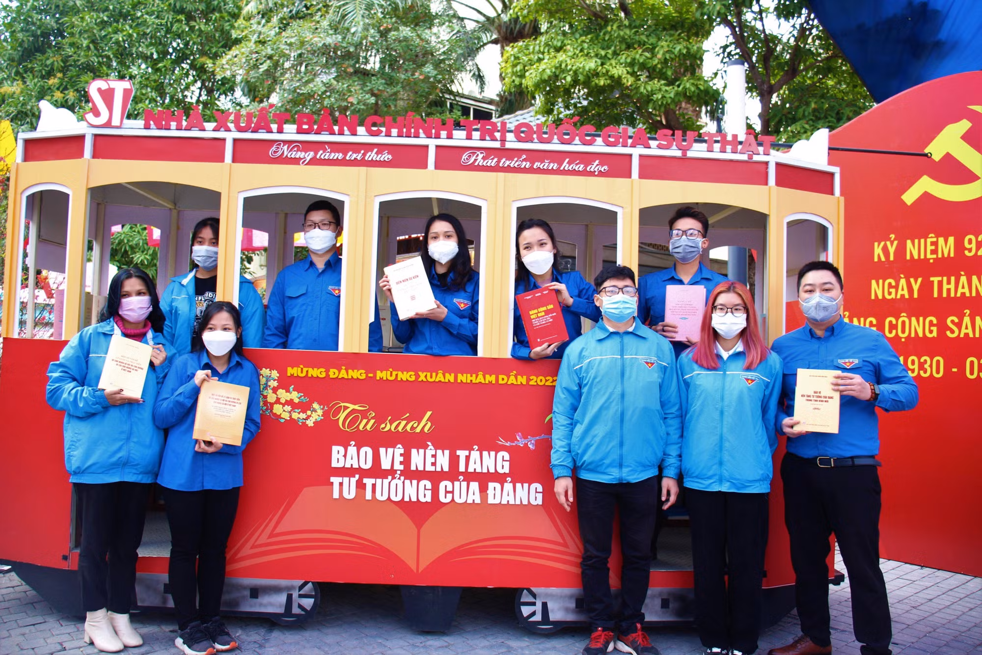 Ra mắt tủ sách “Bảo vệ nền tảng tư tưởng của Đảng” tại Phố sách Hà Nội -0