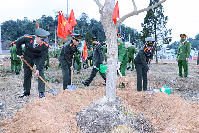 Công an các địa phương sôi nổi hoạt động ngày đầu năm mới -0