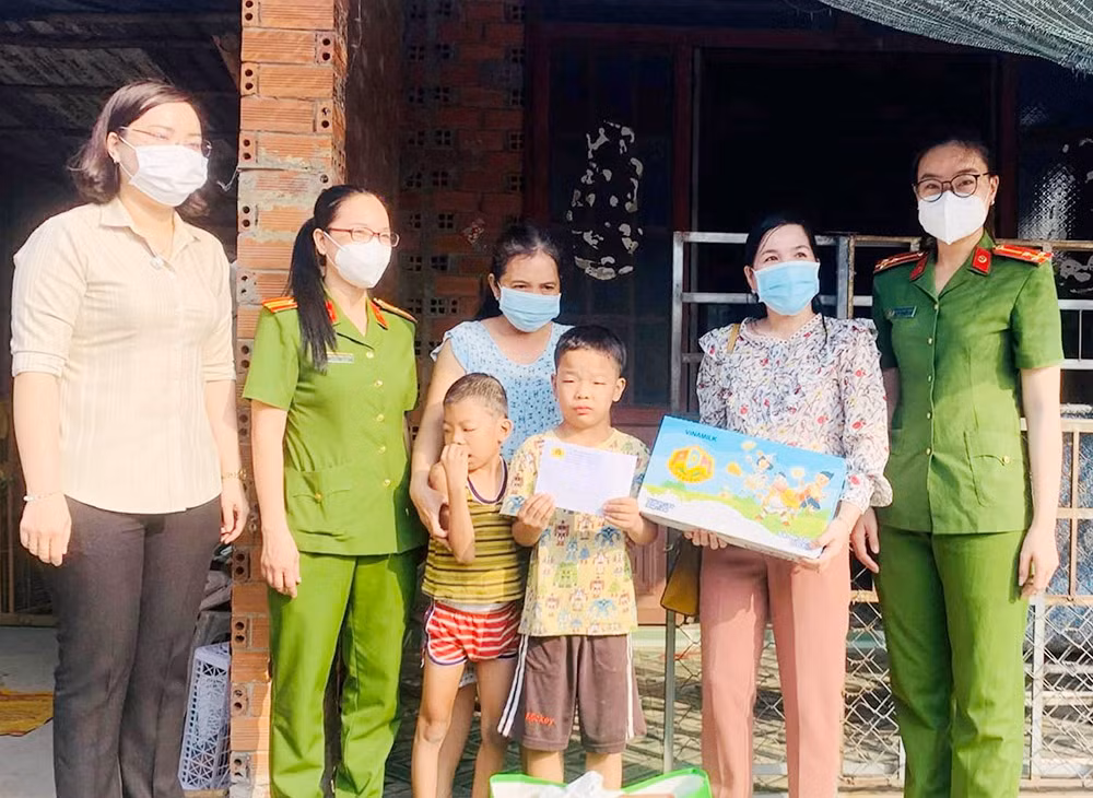 Công an tỉnh Tây Ninh tặng quà trẻ mồ côi và người dân nghèo -0
