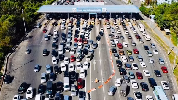 Xe cộ từ miền Tây lên TP Hồ Chí Minh nối đuôi nhau nhích trên quốc lộ ảnh 4