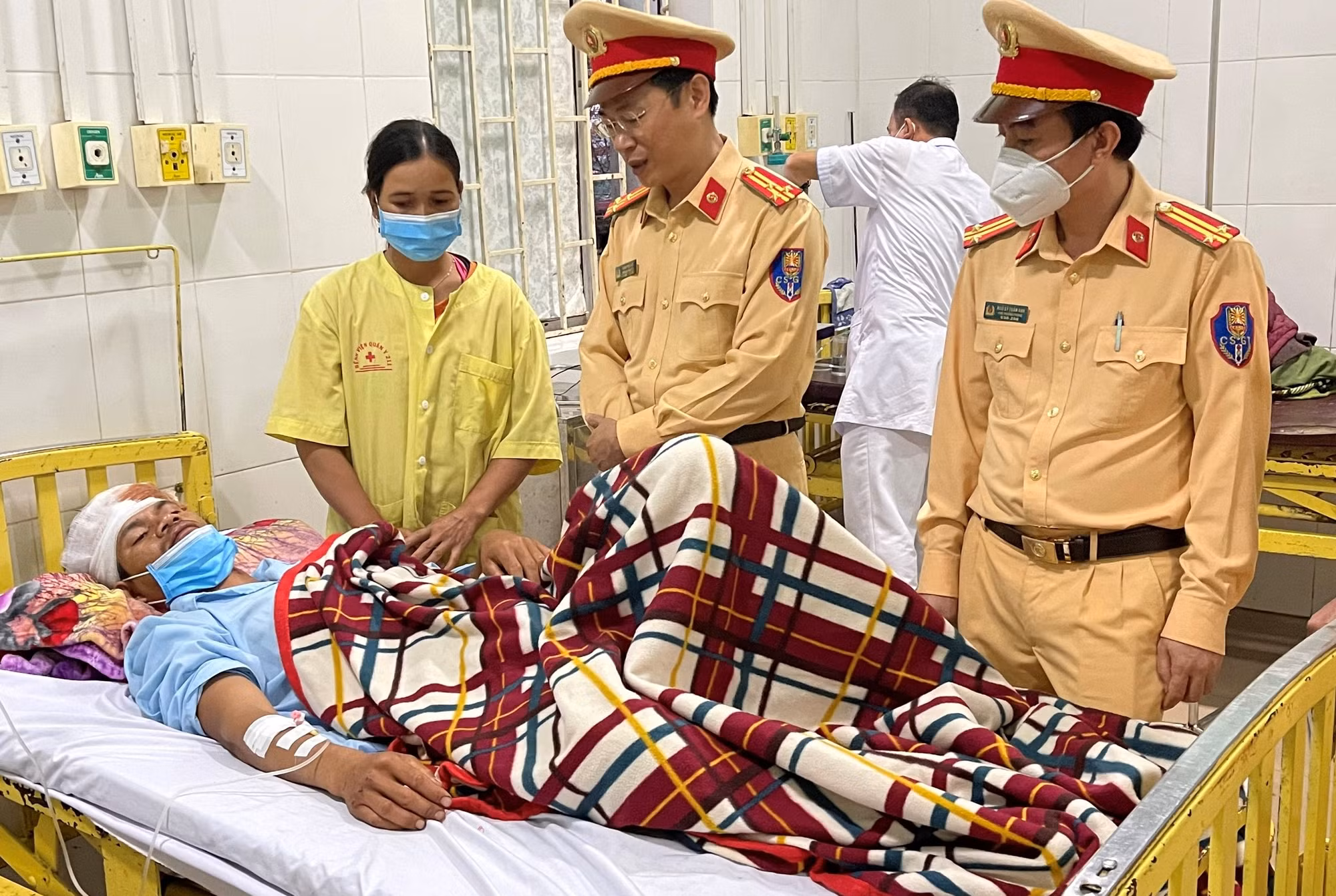 Cục CSGT thăm hỏi gia đình các nạn nhân trong vụ tai nạn tại Gia Lai -0
