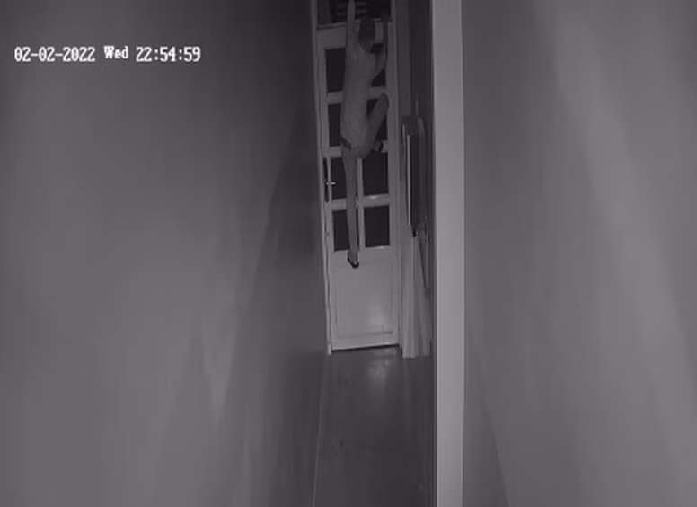 Khu trọ về quê ăn Tết, trộm leo cổng đột nhập nhiều lần trộm tài sản -0