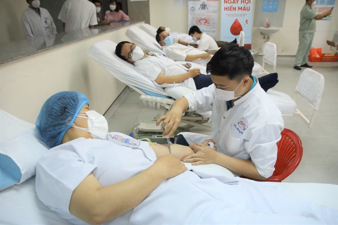 Gần 200 y, bác sĩ tham gia hiến máu tình nguyện -0