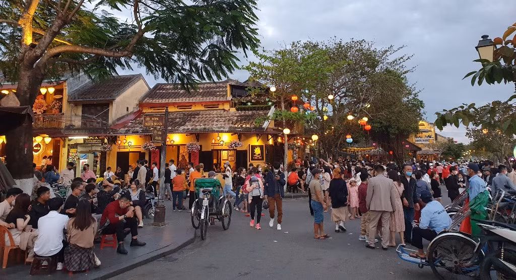 Du khách tấp nập tìm đến Hội An để du xuân những ngày đầu năm mới -4
