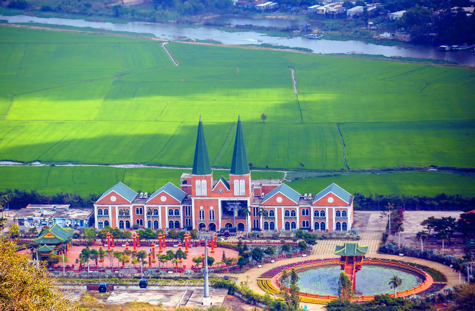 “Cưỡi mây” ngắm sắc Xuân trên đỉnh núi Sam -0