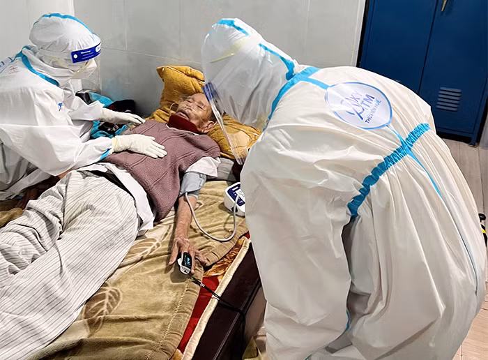 Những tình nguyện viên đội ATM oxy -0