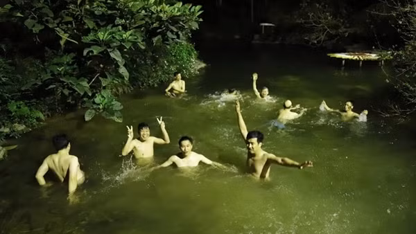 Hào hứng "nghi lễ" tắm suối lạnh đặc sắc đêm giao thừa tại Hoà Bình