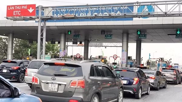 Xe qua trạm phải trả tiền mặt trong khi tài khoản giao thông vẫn trừ tiền