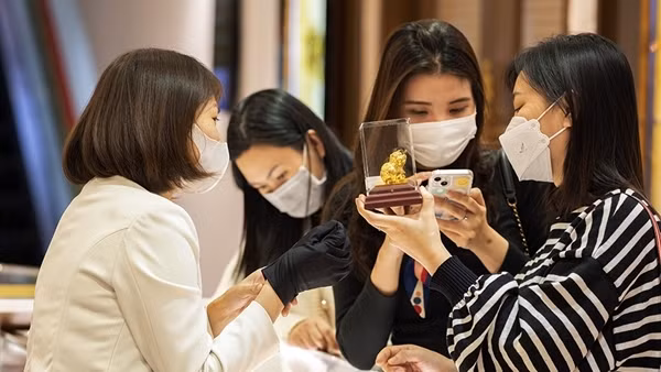 Mua vàng lấy vía Thần tài: Coi chừng “thủng túi”! ảnh 2