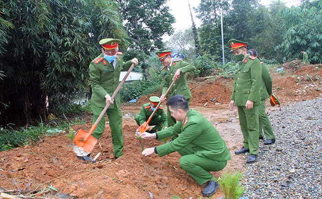 Công an các địa phương sôi nổi hoạt động ngày đầu năm mới -0
