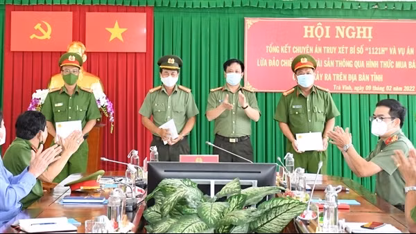 Khen thưởng đột xuất nhiều cá nhân, tập thể trong điều tra vụ án giết người ảnh 1