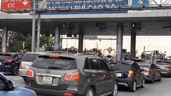Ngày đầu nghỉ lễ: Nhiều trạm thu phí phải xả trạm ảnh 4