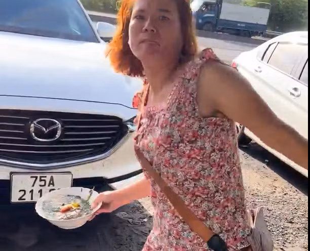  Xử lý chủ nhà hàng đòi tạt tô canh lên người du khách -0