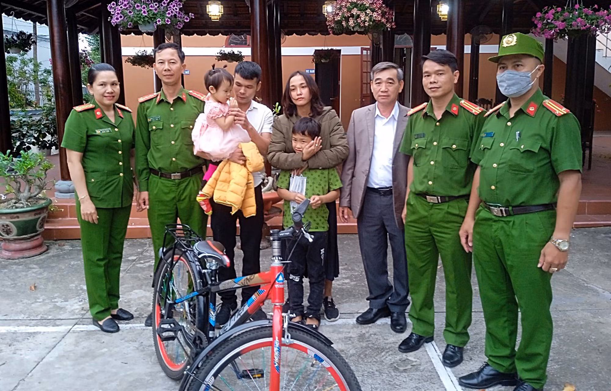 Tra cứu dữ liệu dân cư giúp trẻ đi lạc tìm được gia đình -0
