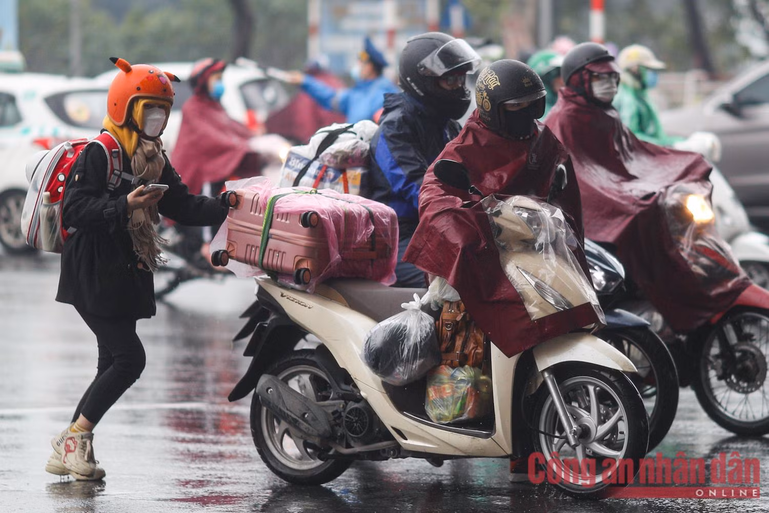 Người dân đội mưa trở về Thủ đô sau kỳ nghỉ Tết -1