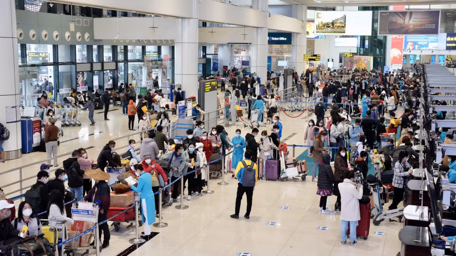 Sau nghỉ Tết, sân bay Nội Bài, Tân Sơn Nhất vẫn đông nghẹt khách -0