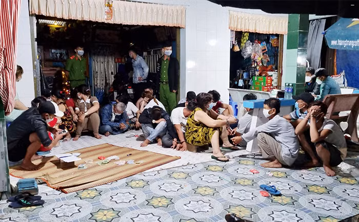 Liên tiếp triệt xóa các tụ điểm đánh bạc ăn tiền trong 3 ngày Tết -0